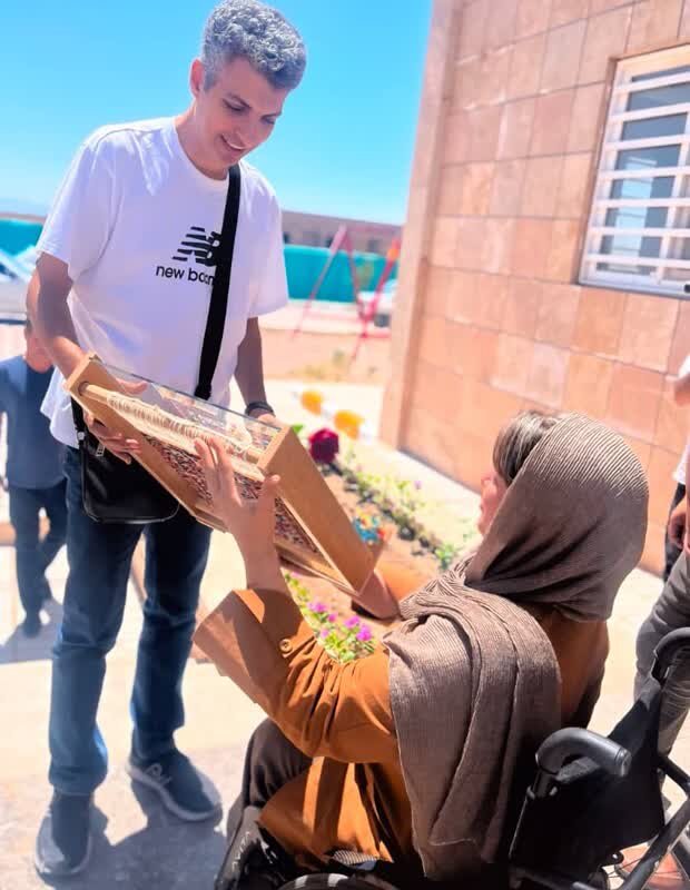 حضور عادل فردوسی‌پور، در جمع دختران دارای معلولیت مرکز مراقبتی و توانبخشی معلولین دختران "راز"  و مرکز شبه خانواده مشیز سیرجان