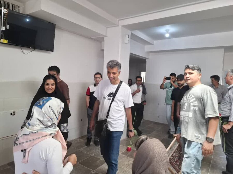 حضور عادل فردوسی‌پور، در جمع دختران دارای معلولیت مرکز مراقبتی و توانبخشی معلولین دختران "راز"  و مرکز شبه خانواده مشیز سیرجان