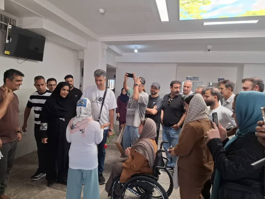 حضور عادل فردوسی‌پور، در جمع دختران دارای معلولیت مرکز مراقبتی و توانبخشی معلولین دختران "راز"  و مرکز شبه خانواده مشیز سیرجان