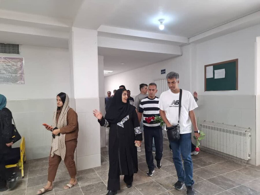 حضور عادل فردوسی‌پور، در جمع دختران دارای معلولیت مرکز مراقبتی و توانبخشی معلولین دختران "راز"  و مرکز شبه خانواده مشیز سیرجان