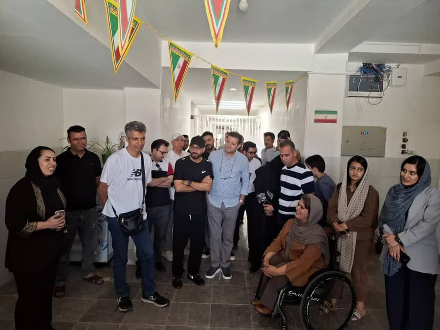 حضور عادل فردوسی‌پور، در جمع دختران دارای معلولیت مرکز مراقبتی و توانبخشی معلولین دختران "راز"  و مرکز شبه خانواده مشیز سیرجان