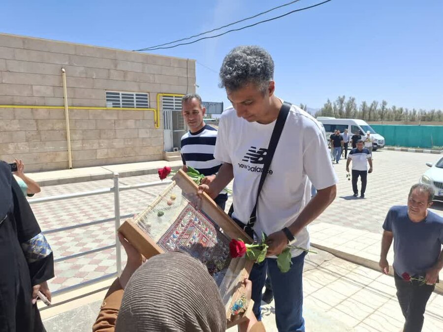 حضور عادل فردوسی‌پور، در جمع دختران دارای معلولیت مرکز مراقبتی و توانبخشی معلولین دختران "راز"  و مرکز شبه خانواده مشیز سیرجان