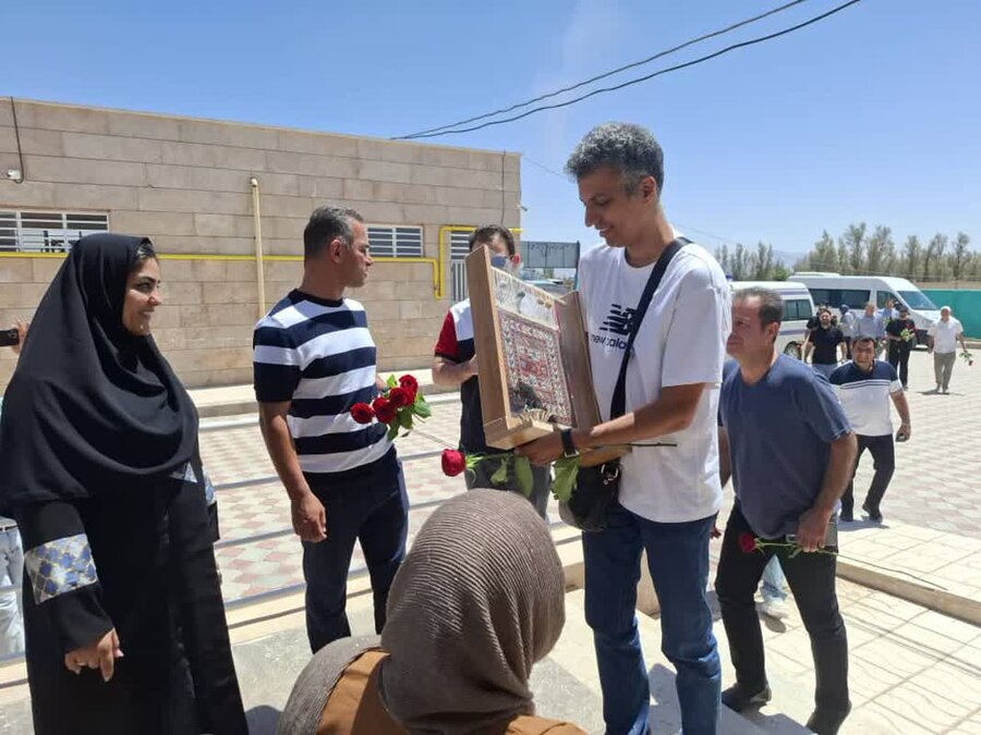 حضور عادل فردوسی‌پور، در جمع دختران دارای معلولیت مرکز مراقبتی و توانبخشی معلولین دختران "راز"  و مرکز شبه خانواده مشیز سیرجان