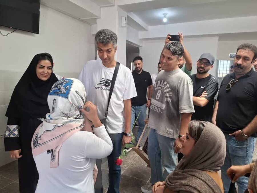 حضور عادل فردوسی‌پور، در جمع دختران دارای معلولیت مرکز مراقبتی و توانبخشی معلولین دختران "راز"  و مرکز شبه خانواده مشیز سیرجان