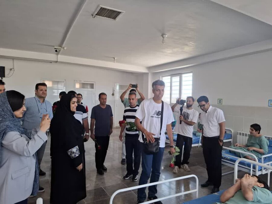 حضور عادل فردوسی‌پور، در جمع دختران دارای معلولیت مرکز مراقبتی و توانبخشی معلولین دختران "راز"  و مرکز شبه خانواده مشیز سیرجان