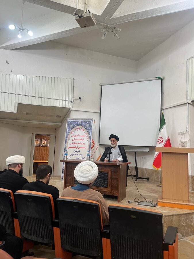 نشست آموزشی توانمندسازی ویژه ائمه جماعات و رابطین فرهنگی