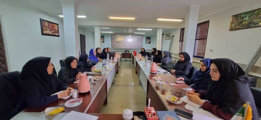 در راستای تقویت روحیه و ایجاد محیطی پویا برای بانوان شاغل در ادارات تابعه، جلسه‌ای با حضور نمایندگان محترم بانوان شهرستان برگزار شد