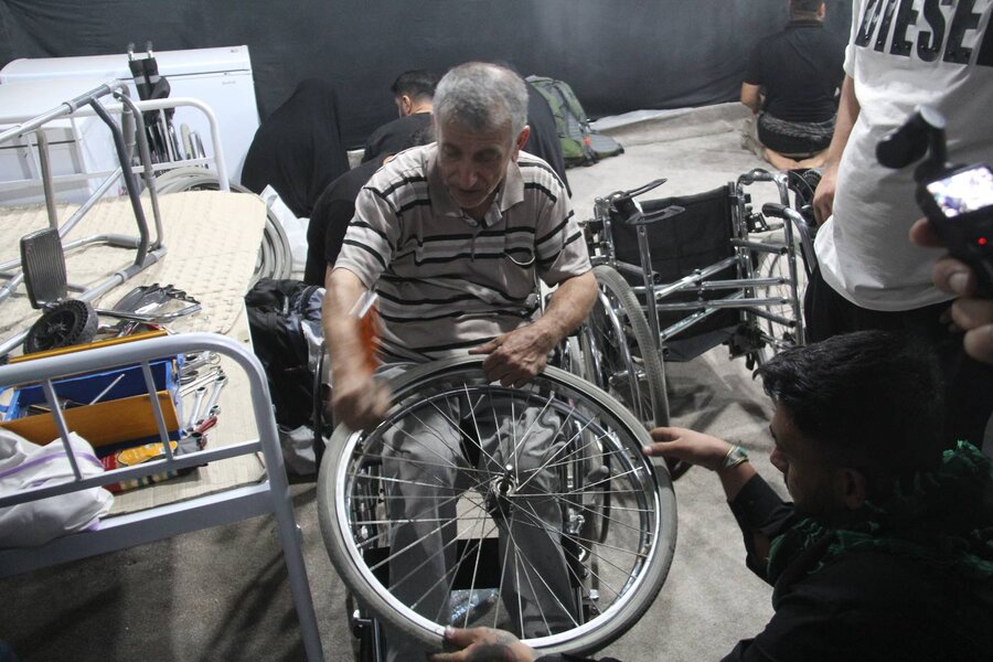 فیلم| به عشق حسین و برای او/دستانی که یاریگر میهمانان اباعبدالله هستند