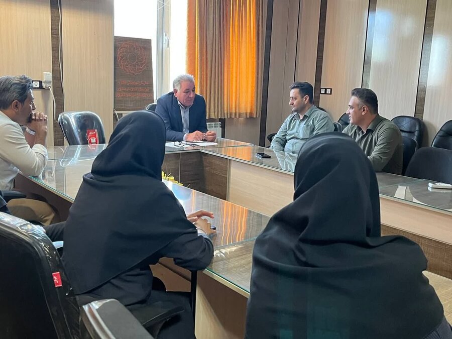 مسئولان بهزیستی کردستان با کارکنان بهزیستی کامیاران دیدار کردند
