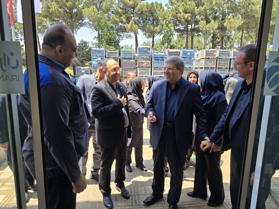 دکتر حسینی، معاون وزیر و رئیس سازمان بهزیستی کشور، از کارخانه اشتغال مددجویی فنر لول ایران