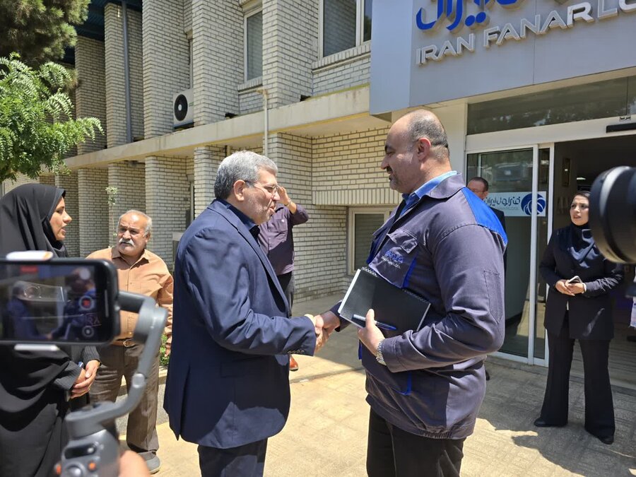 دکتر حسینی، معاون وزیر و رئیس سازمان بهزیستی کشور، از کارخانه اشتغال مددجویی فنر لول ایران