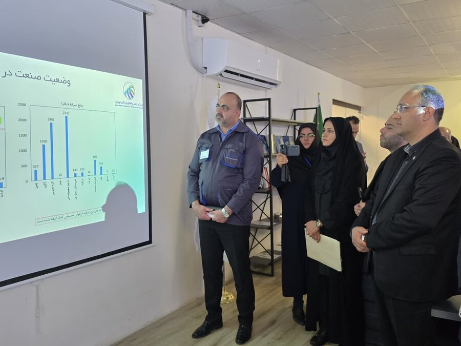 بازدید دکتر حسینی، معاون وزیر و رئیس سازمان بهزیستی کشور، از کارخانه اشتغال مددجویی فنر لول ایران