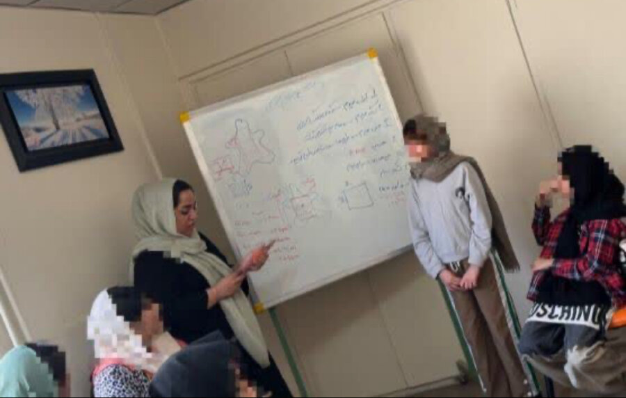 کرج | نخستین جلسه آموزش چرم‌دوزی در مرکز شبه خانواده حضرت فاطمه (س) برگزار شد