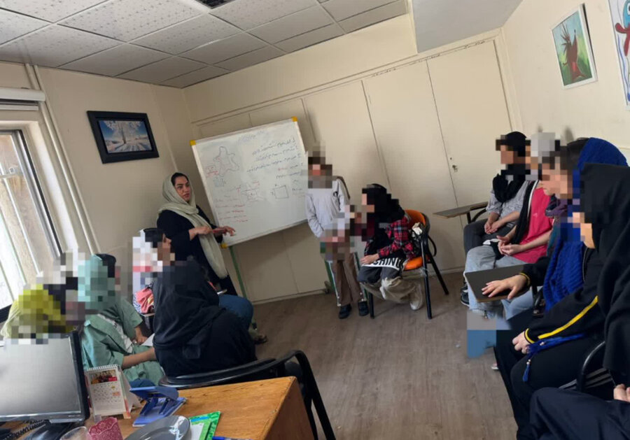 کرج | نخستین جلسه آموزش چرم‌دوزی در مرکز شبه خانواده حضرت فاطمه (س) برگزار شد