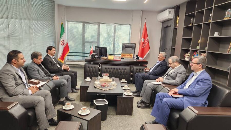 مدیر کل بهزیستی استان با مدیر عامل شعب بانڪ ملت دیدار و گفتگو ڪرد.