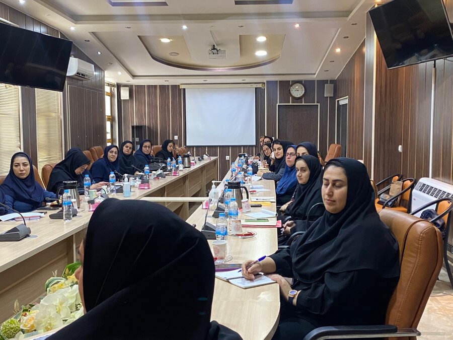 جلسه آموزشی بازآموزی قوانین و دستورالعمل های دفتر امور خانواده و بانوان