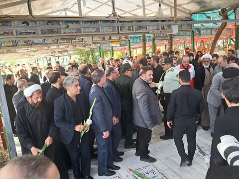 گزارش تصویری / استاندار و مدیران قم با عطرافشانی قبور شهدا و حضور در حرم مطهر آغاز هفته دولت را گرامی داشتند.