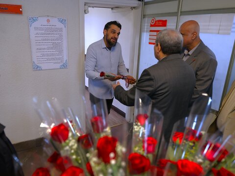 اهدای گل به کارکنان سازمان به مناسبت روز کارمند