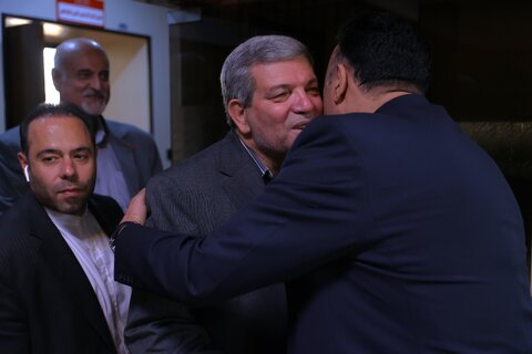 اهدای گل به کارکنان سازمان به مناسبت روز کارمند