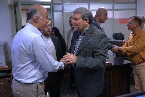 اهدای گل به کارکنان سازمان به مناسبت روز کارمند