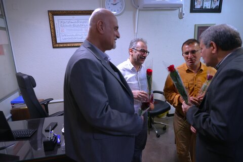 اهدای گل به کارکنان سازمان به مناسبت روز کارمند