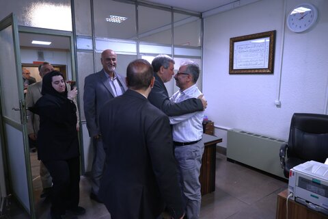 اهدای گل به کارکنان سازمان به مناسبت روز کارمند