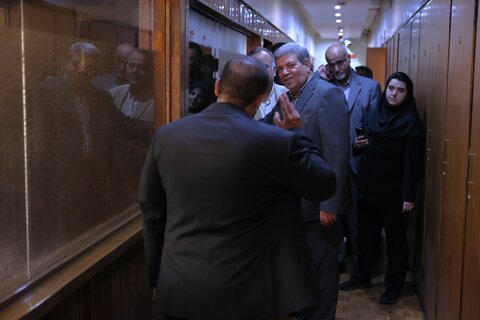 اهدای گل به کارکنان سازمان به مناسبت روز کارمند