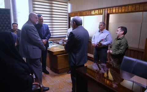 اهدای گل به کارکنان سازمان به مناسبت روز کارمند