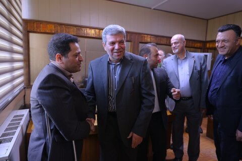 اهدای گل به کارکنان سازمان به مناسبت روز کارمند