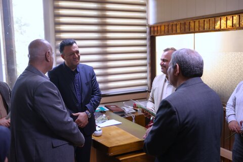 اهدای گل به کارکنان سازمان به مناسبت روز کارمند