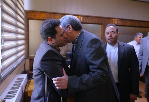 اهدای گل به کارکنان سازمان به مناسبت روز کارمند