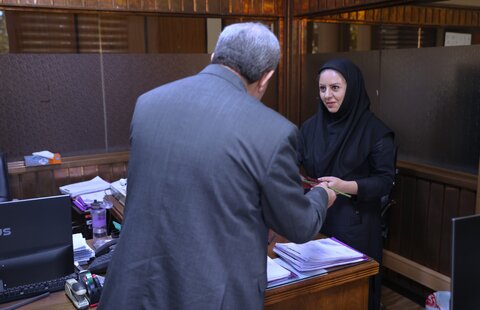 اهدای گل به کارکنان سازمان به مناسبت روز کارمند