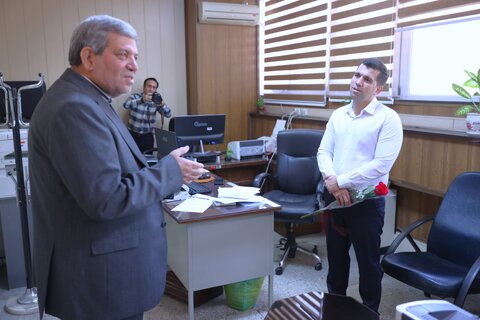 اهدای گل به کارکنان سازمان به مناسبت روز کارمند