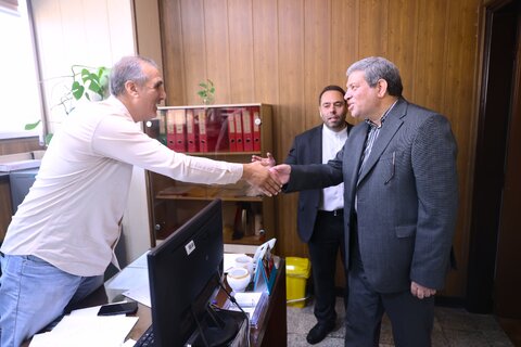 اهدای گل به کارکنان سازمان به مناسبت روز کارمند