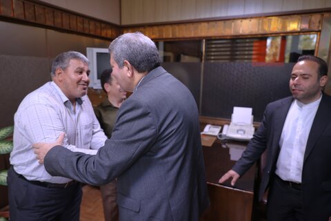 اهدای گل به کارکنان سازمان به مناسبت روز کارمند