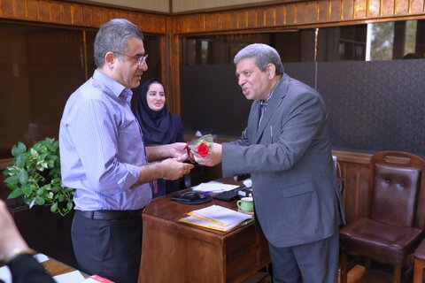 اهدای گل به کارکنان سازمان به مناسبت روز کارمند