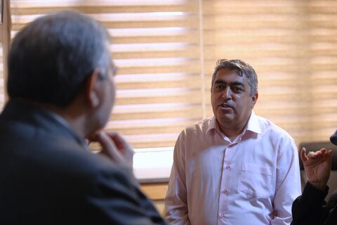 اهدای گل به کارکنان سازمان به مناسبت روز کارمند