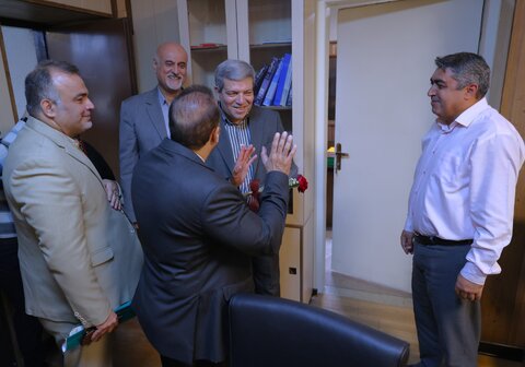 اهدای گل به کارکنان سازمان به مناسبت روز کارمند