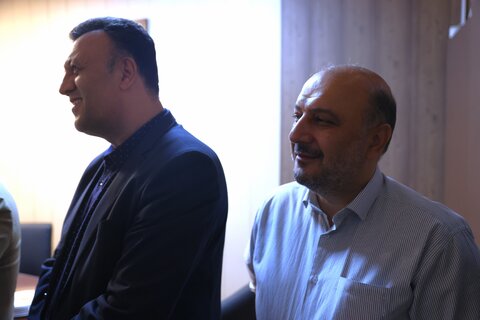 اهدای گل به کارکنان سازمان به مناسبت روز کارمند