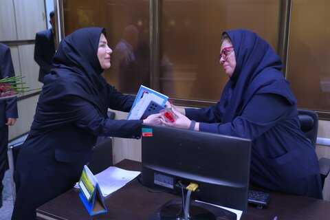اهدای گل به کارکنان سازمان به مناسبت روز کارمند