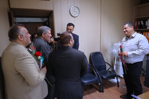 اهدای گل به کارکنان سازمان به مناسبت روز کارمند