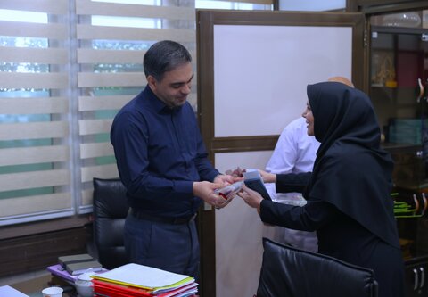 اهدای گل به کارکنان سازمان به مناسبت روز کارمند