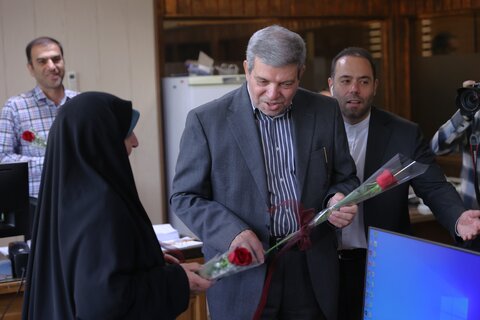 اهدای گل به کارکنان سازمان به مناسبت روز کارمند