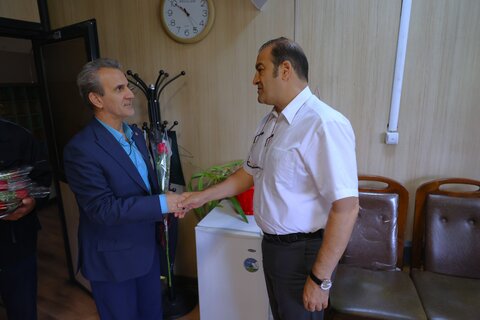 اهدای گل به کارکنان سازمان به مناسبت روز کارمند