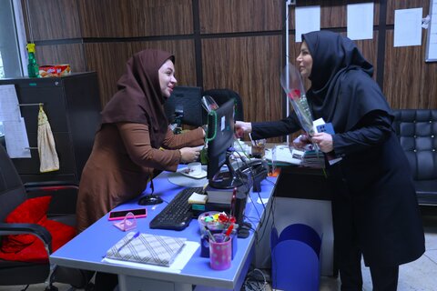 اهدای گل به کارکنان سازمان به مناسبت روز کارمند