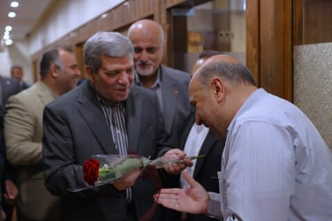 اهدای گل به کارکنان سازمان به مناسبت روز کارمند