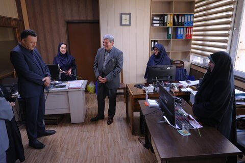 اهدای گل به کارکنان سازمان به مناسبت روز کارمند