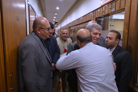 اهدای گل به کارکنان سازمان به مناسبت روز کارمند