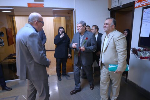 اهدای گل به کارکنان سازمان به مناسبت روز کارمند