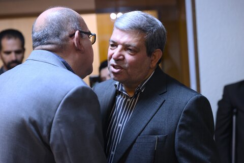 اهدای گل به کارکنان سازمان به مناسبت روز کارمند